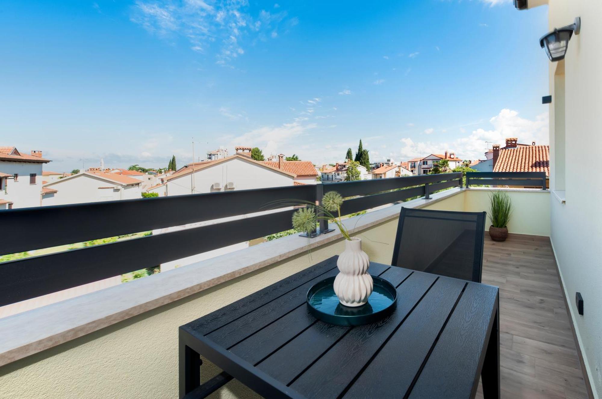 Sunrise & Sunset Apartment *